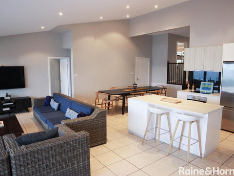 Absolutely Avoca - 114a Avoca Drive, Avoca Beach - Hobart Tourism 3