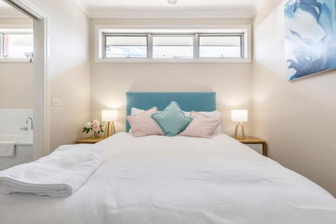 Discover Your Perfect Getaway In Laverton - Hobart Tourism 4