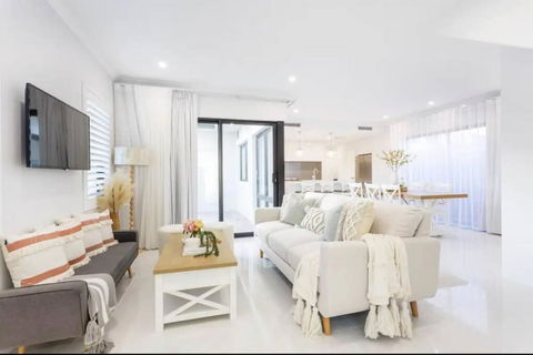 East Vic Park Luxe New Home - Hobart Tourism 0