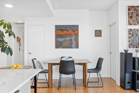 EAST34/60 - Urban Sanctuary - Tourism TAS 2