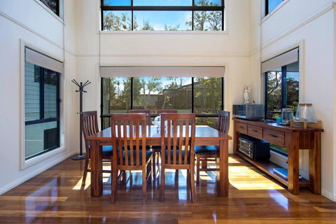 Easygoing Poolside Relaxation On Wyong River - Tourism TAS 2