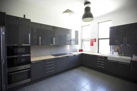 EBS Sydney Hostel - Tourism TAS 4