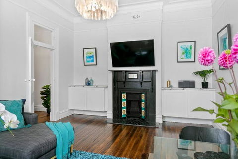 EDW19 - Stylish 2-Bed, 2-Bath Townhose In Drummoyne - Tourism TAS 2