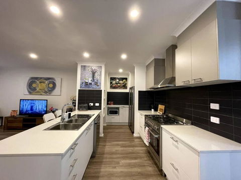Empty Boat - Spacious 5 Bedroom Entire Modern Home In Wallan - Hobart Tourism 4