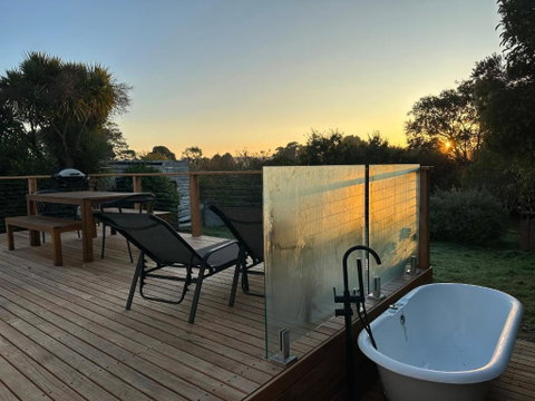 Enjoy A Renovated Retreat With Outdoor Bath - Tourism TAS 0