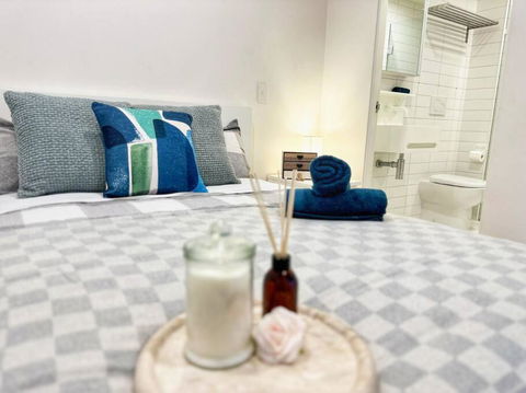ES2410-2Bed 2Bath Vision Apt With Balcony, Pool & Gym - Tourism TAS 0