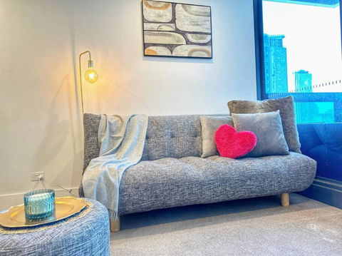ES2410-2Bed 2Bath Vision Apt With Balcony, Pool & Gym - Tourism TAS 1