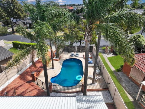 Evies White House Oasis I Pool & Close To Airport - Tourism TAS 0
