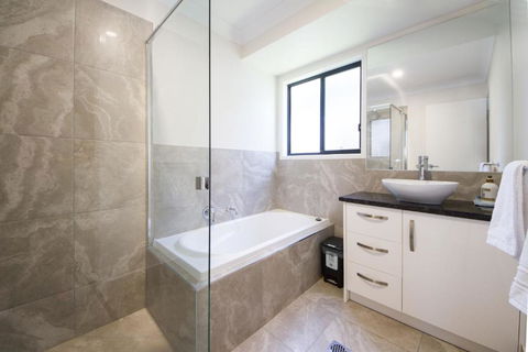 Executive Home Accommodation 34 - Hobart Tourism 3