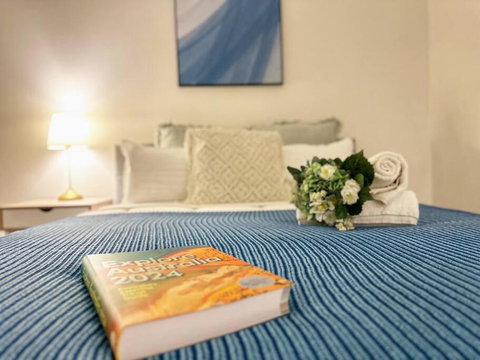 FC104 -1 BATH 2 BR Modern Oasis With, Pool & Gym - Tourism TAS 2