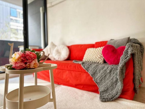 FC104 -1 BATH 2 BR Modern Oasis With, Pool & Gym - Tourism TAS 1