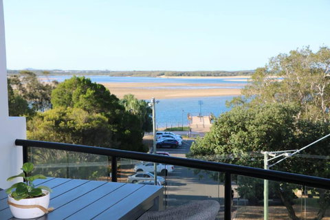 Family Friendly 3 Bedroom - River Views - Short Walk To The Beach - Tourism TAS 1