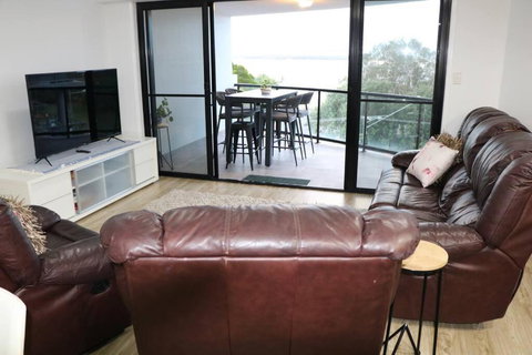 Family Friendly 3 Bedroom - River Views - Short Walk To The Beach - Tourism TAS 2