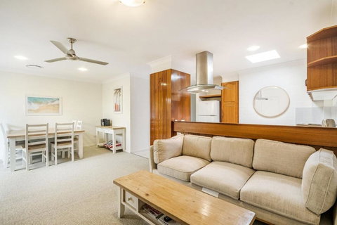 Fiesta On Lawson - Belle Escapes Byron Bay - Tourism TAS 0