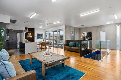 Exquisite Beachside Mansion - Tourism TAS 3