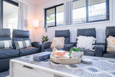 Family Friendly Oasis Mid Brisbane And Gold Coast - Tourism TAS 3