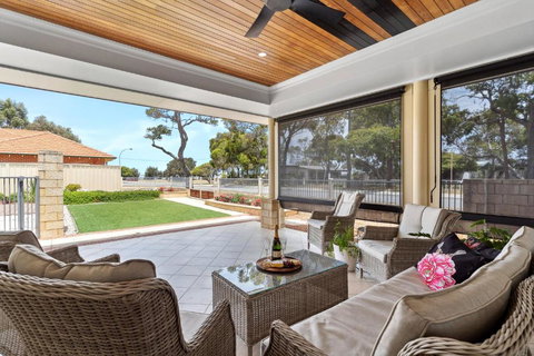 Family Haven Pool & Estuary Views - Tourism TAS 2