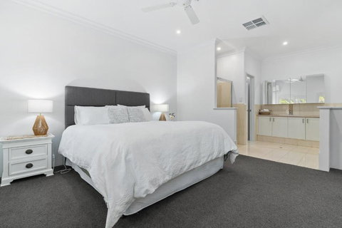 Family Haven Pool & Estuary Views - Tourism TAS 3