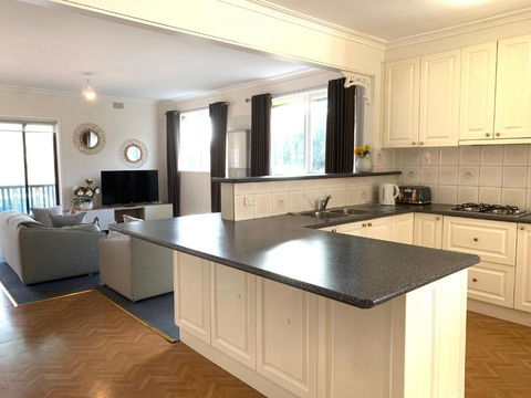 Family Home In Prime Location Melbourne - Hobart Tourism 4
