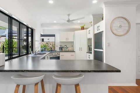 Family Home With Pool - 2 Mins To Beach & Playground - Tourism TAS 1