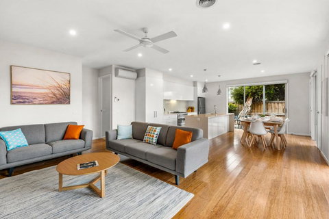 Field By The Beach - Tourism TAS 2