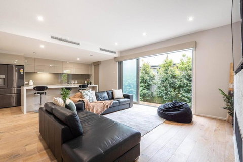 Foreshore Retreat - Beachside Convenience For Groups - Tourism TAS 0