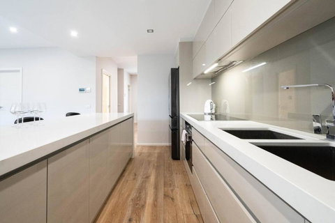 Foreshore Retreat - Beachside Convenience For Groups - Tourism TAS 4