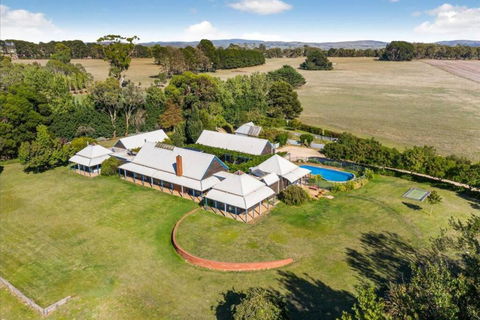 Finsbury House - Luxury 8 Bedroom Farm Homestead With Pool - Hobart Tourism 0