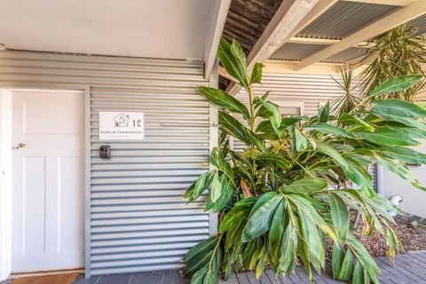 Gawler Townhouses 1C , 1 Queen Bed - Hobart Tourism 3