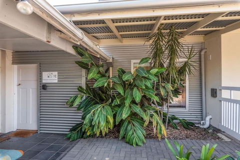 Gawler Townhouses 1C , 1 Queen Bed - Hobart Tourism 2