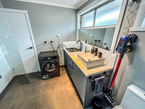 Geelong West Unit - Tourism TAS 3