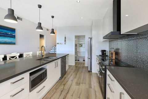 GEORGE8- THE ULTIMATE, FAMILY BEACH HOUSE! - Hobart Tourism 4