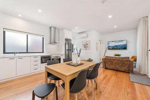 Gorgeous 3-Bed House With Spacious Shared Backyard - Hobart Tourism 1