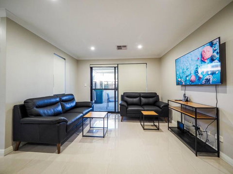 Gorgeous Family House Near Shops - Tourism TAS 1