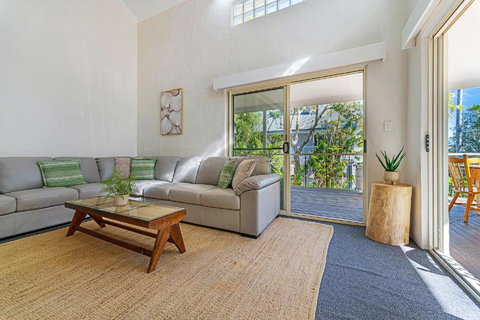 Fuller Holidays - The Rock Belongil Beach - Tourism TAS 3