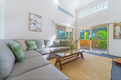 Fuller Holidays - The Rock Belongil Beach - Tourism TAS 1