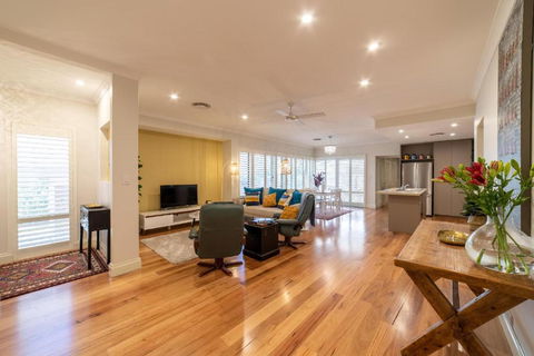Greenmount Getaway - Hobart Tourism 0