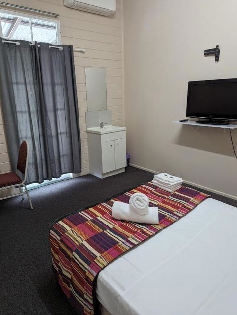 GRAND CENTRAL HOTEL PROSERPINE - Hobart Tourism 3