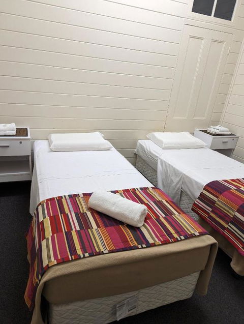 GRAND CENTRAL HOTEL PROSERPINE - Hobart Tourism 4