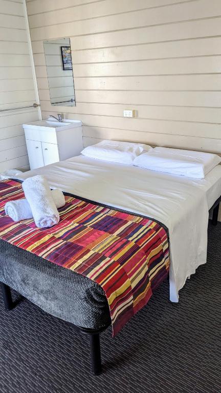 GRAND CENTRAL HOTEL PROSERPINE - Hobart Tourism 0