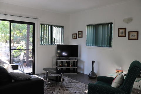 GREEN TREES CHALET Australia Zoo Close By - Hobart Tourism 3