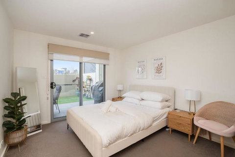 Ground Level 1-Bed: Courtyard & Alfresco Dining - Tourism TAS 1