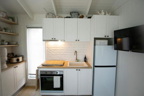 Gumnut Cottage Gippsland - Tiny Romantic Escape W King Bed Mountain Views - Hobart Tourism 2
