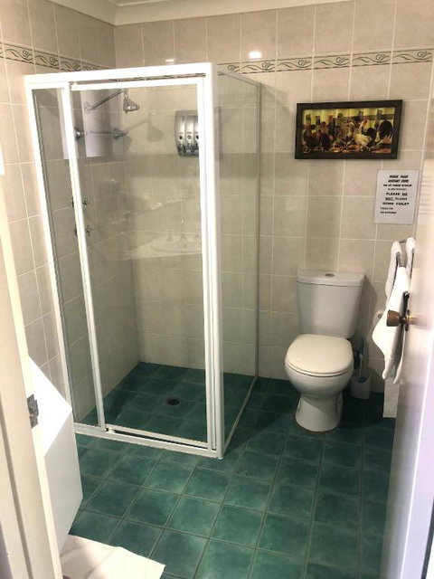 Hilltops Retreat Motor Inn - Hobart Tourism 1