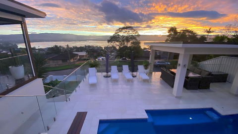 HEATed Pool, Lake & Beach, Luxury 5 B/R House - Tourism TAS 1