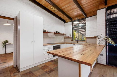 Hillside Retreat- Your Tranquil Home Away - Hobart Tourism 1