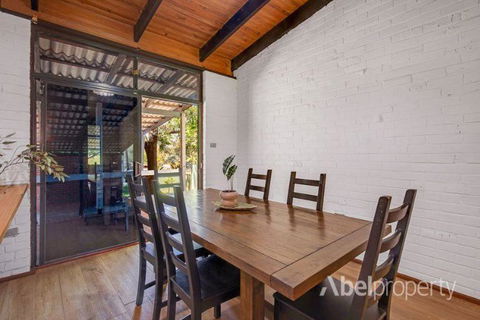 Historical Cottage In The Hills - Hobart Tourism 1