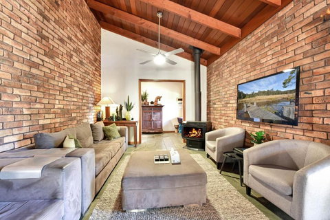 Hunter Valley Kangaroo Retreat With 60 Kangaroos - Hobart Tourism 2