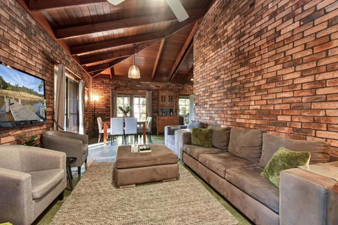 Hunter Valley Kangaroo Retreat With 60 Kangaroos - Hobart Tourism 3