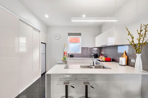 Inner-city 2 Bedroom Apartment With Free Parking - Tourism TAS 3